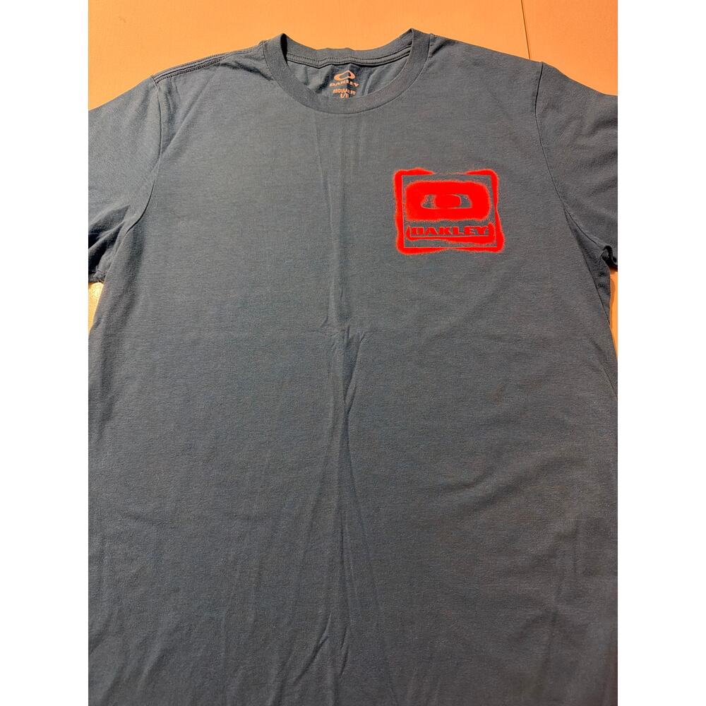 Men’s Large Oakley T-Shirt